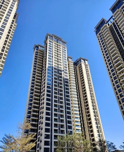 龙岗豪华小产权统建楼新盘《玖樾庭院》6栋小区花园/14200平带精装，3号线地铁口
